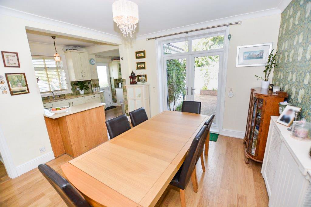 LUXURY FITTED KITCHEN